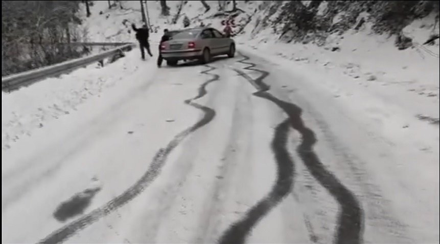Circulaţie de coşmar spre Semenic fiindcă nu au intervenit drumarii VIDEO