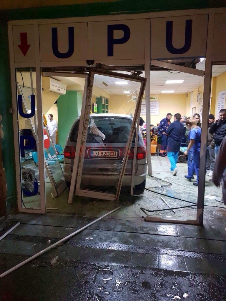 Un bărbat de 39 de ani, din Moldova Nouă A intrat cu mașina în UPU Craiova