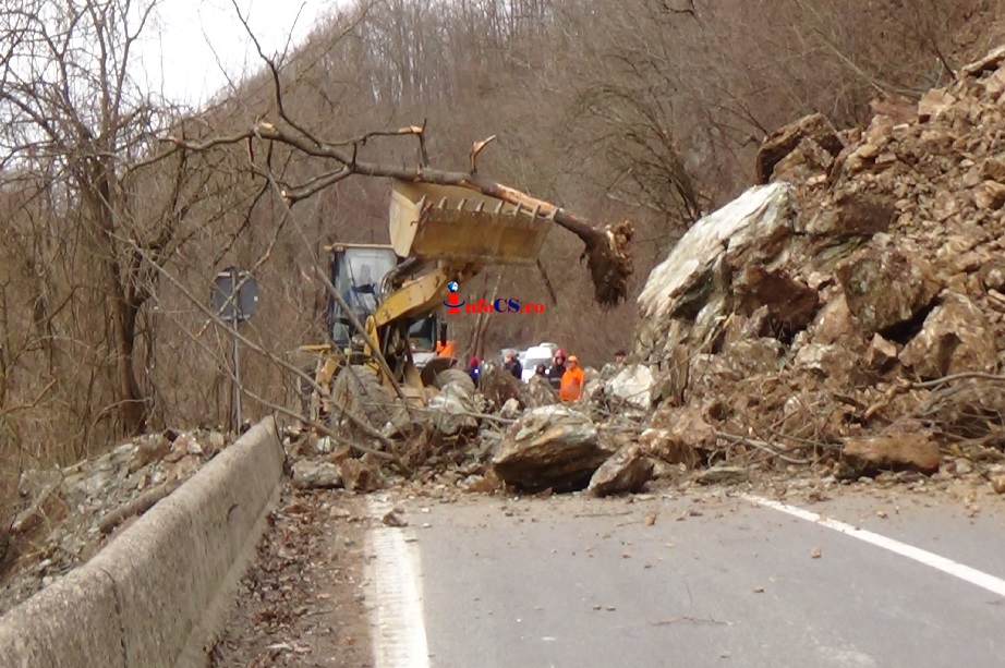 Alunecări de teren în Caras Severin – O casă în pericol şi un drum național blocat VIDEO