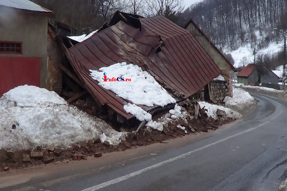Iarnă grea la Anina, cu acoperișuri rupte de zăpadă si strazi pline de apa VIDEO