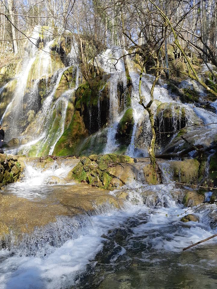 Fie vară sau iarnă, un obiectiv turistic ce nu trebuie ratat – Cascada Beușnița VIDEO