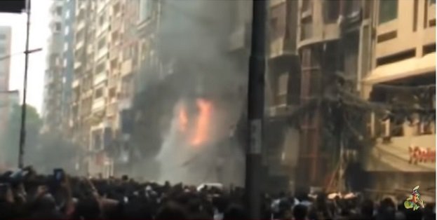 Zeci de oameni se aruncă pe geamuri, după ce un INCENDIU uriaș a cuprins o clădire de birouri LIVE