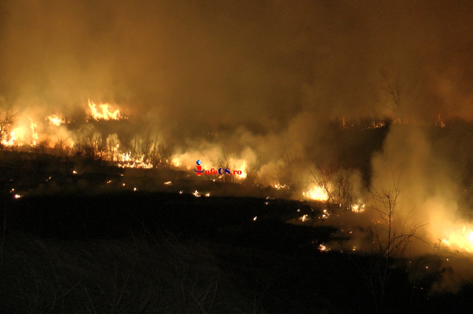 Lupta cu incendiile de vegetatie uscata – Sute de hectare in flacari VIDEO
