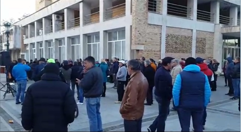 Protest în stradă in fata institutiei al angajaţilor Primăriei Reşita  VIDEO