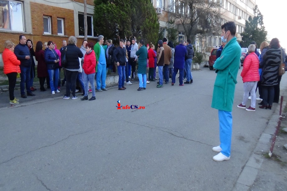 Angajații Spitalului Județean de Urgențe din Reșița au ieșit din nou în stradă VIDEO