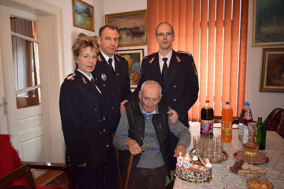 Pompierii militari il saluta cu drag pe un mare OM al Banatului: La multi ani, Nenea Costica Gruescu!