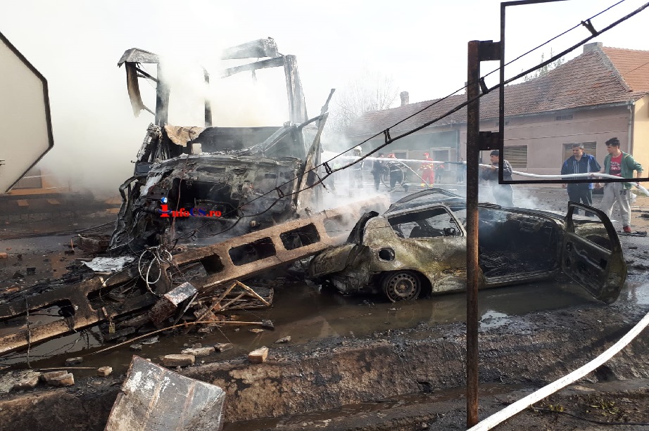 Incendiu devastator la Cornea – A ars un camion, un autoturism si o parte dintr-un magazin VIDEO