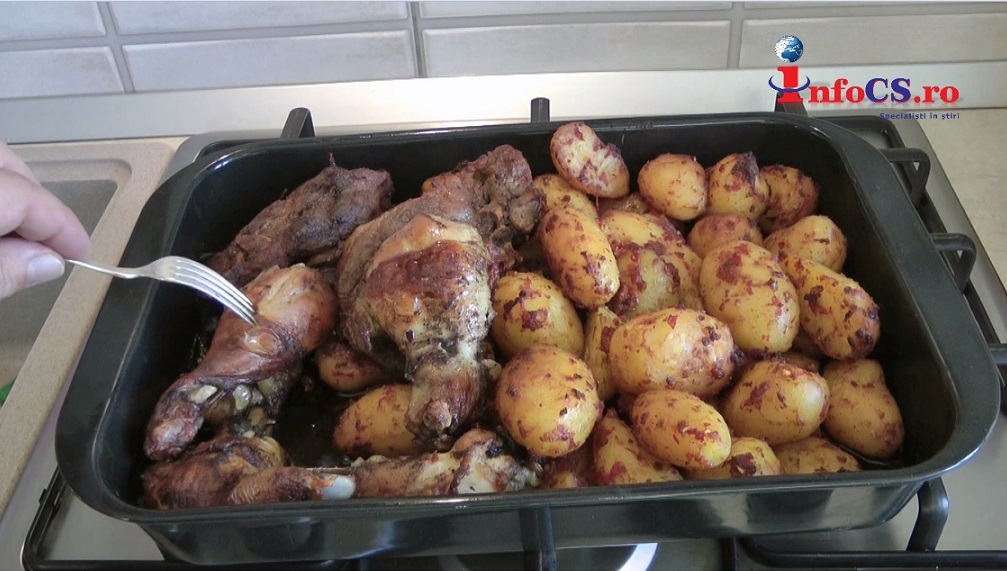 Carne de porc si pui in bait de iaurt cu cartofi copti, la cuptor VIDEO