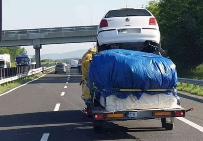 Un carasan și-a urcat mașina pe o remorcă plină cu bagaje, pe o autostrada în Ungaria?