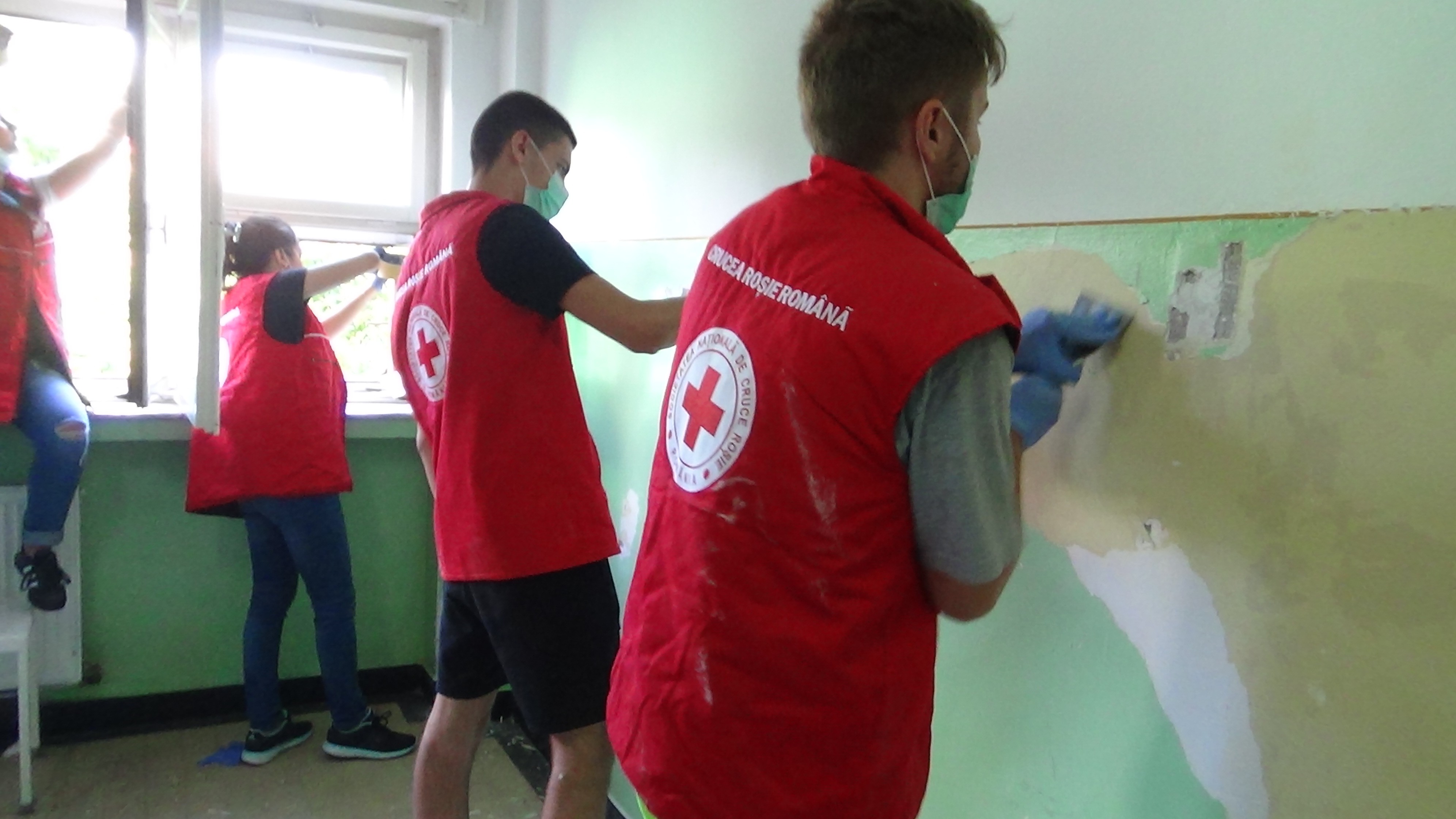Trei saloane de spital au fost adoptate şi renovate de voluntari la Reşita VIDEO