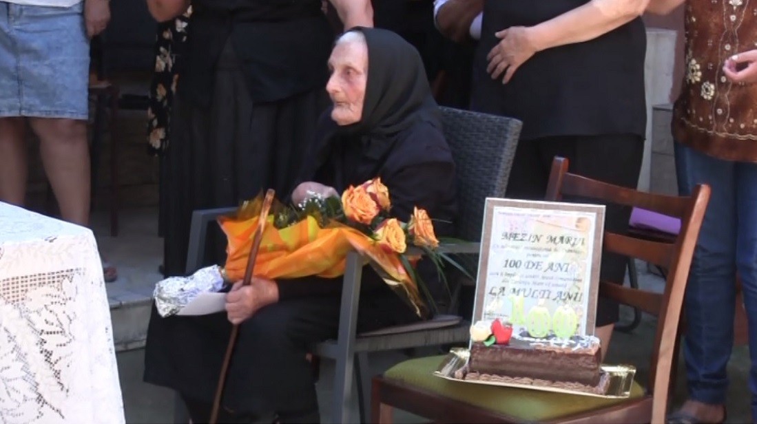 100 de ani, impliniti de Maria Mezin, din comuna Zorlenţu Mare VIDEO