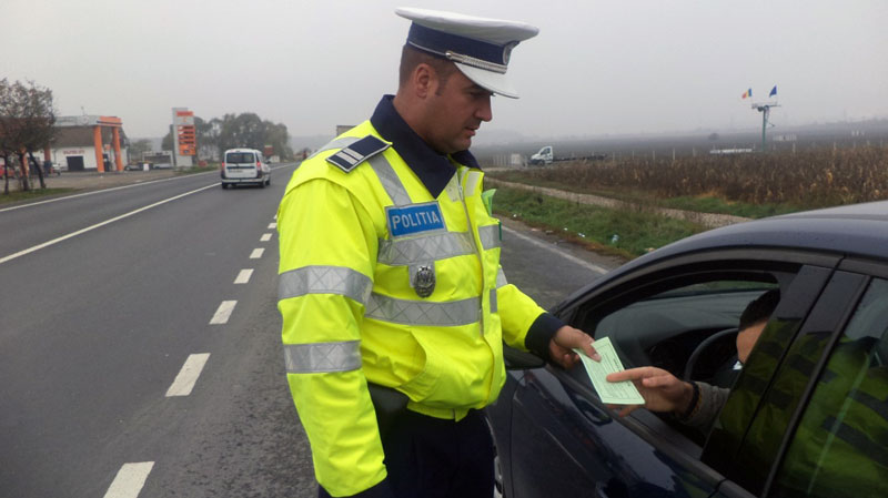 Peste 400 de sanctiuni aplicate si 24 de permise auto ridicate de politisti