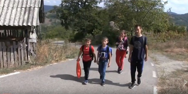 10 km pe jos prin padure in fiecare zi pentru a ajunge la scoala VIDEO