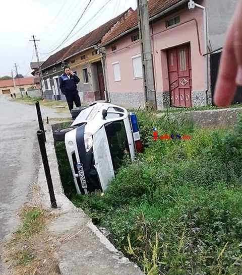 La Obreja într-o grădină, a pus poliţia o maşină – pe o parte