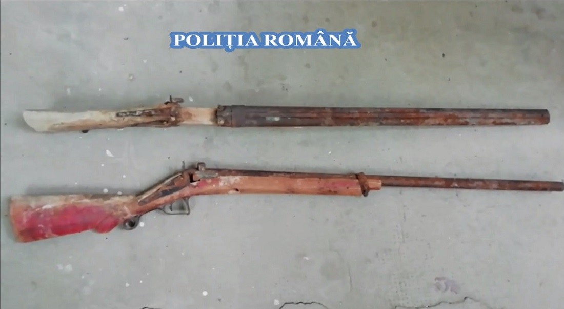 Arme de vânătoare vechi, găsite într-un sălaș din zona Bozovici VIDEO