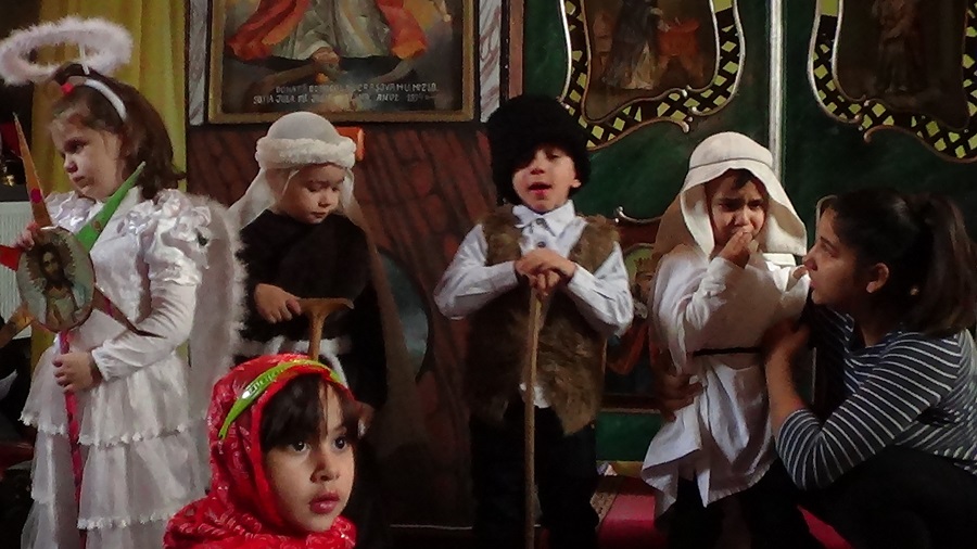 Îngeraşi şi magi in prima zi de Craciun la Biserica Ortodoxă din Lăpuşnicu Mare VIDEO