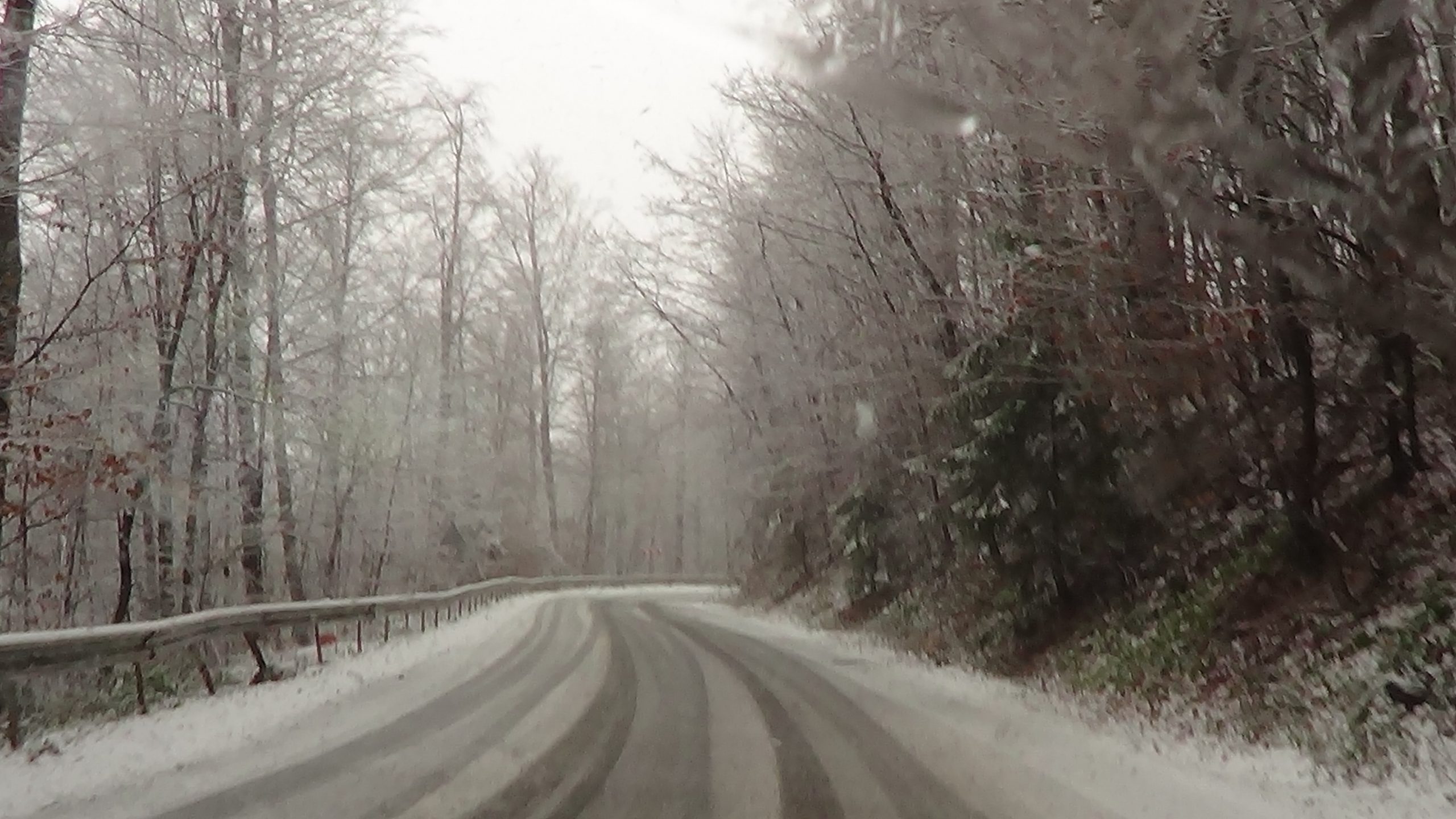 A doua zi de Crăciun cu drumuri acoperite cu zăpadă si accidente in Banatul Montan VIDEO