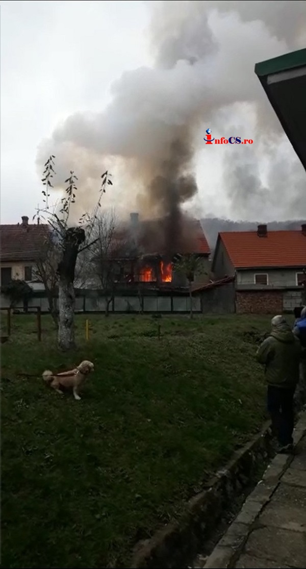 Incendiu devastator cu pericol de extindere, la o casă din Reșița VIDEO