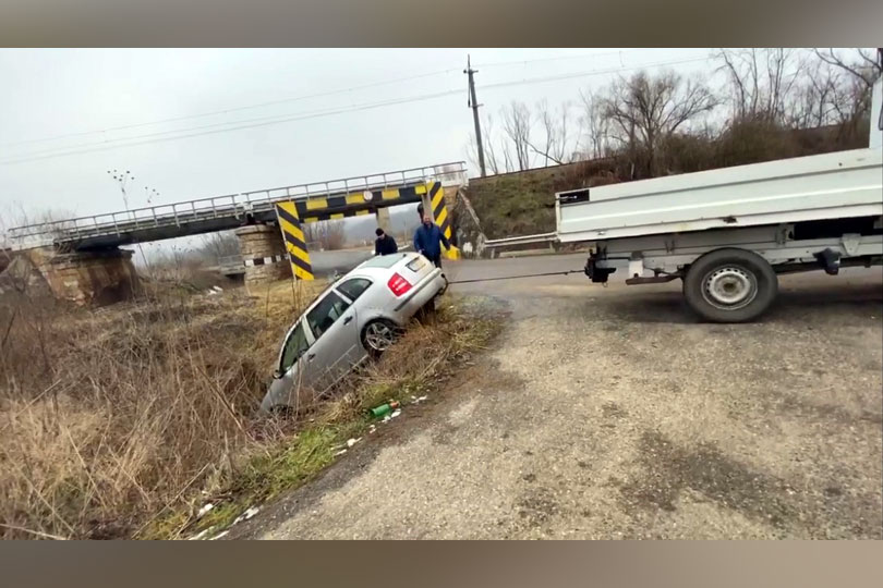 Accident cu autoturism zburat in albia pârâului Tău la Ezeriș