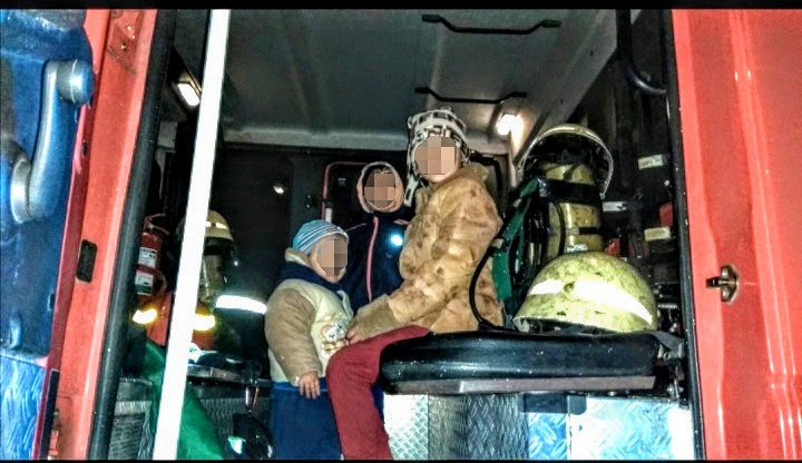 Copii salvati de pompieri din foc la Oravita
