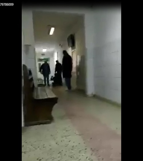 Scandal la spital! Un cetean in stare de ebrietate, a fost scos brutal, de pe holul Spitalului Judetean  VIDEO