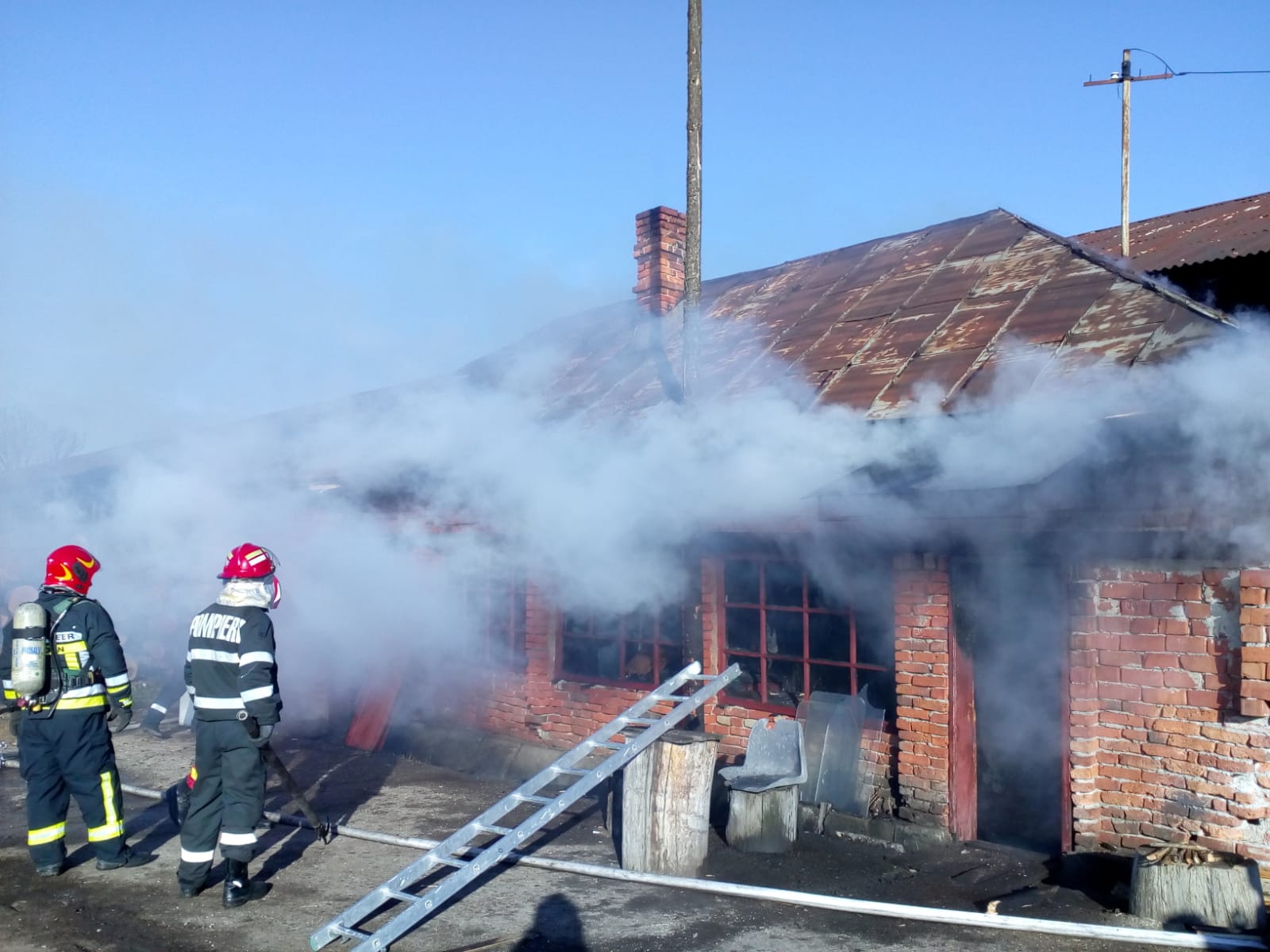 Foc la Zăvoi – Au intervenit pompierii din Caransebes