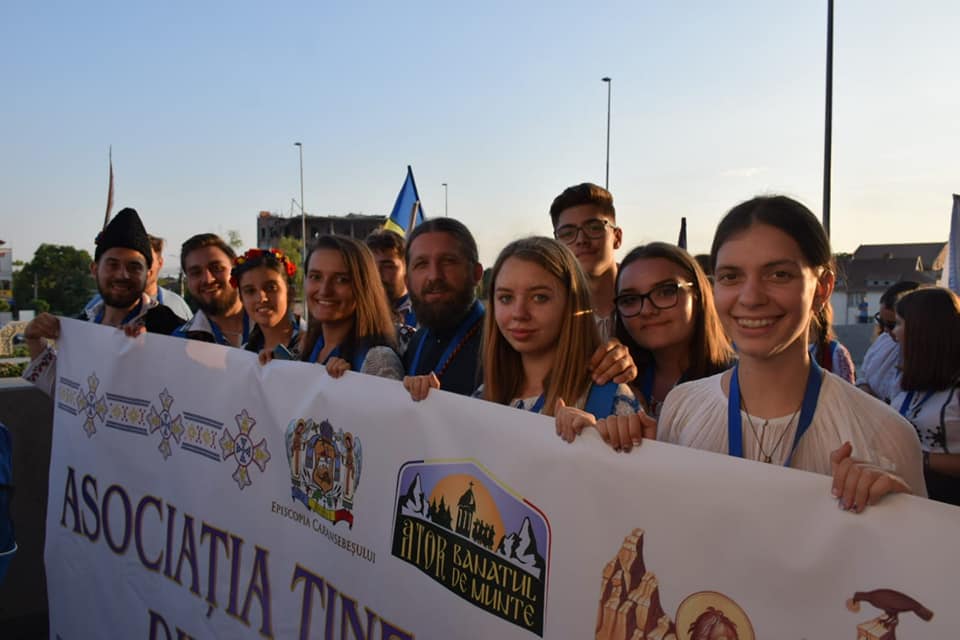 Batranii sprijiniti de tinerii din Asociatia Tinerilor Ortodocși din Banatul de Munte prin campania „Mâinile Bucuriei”