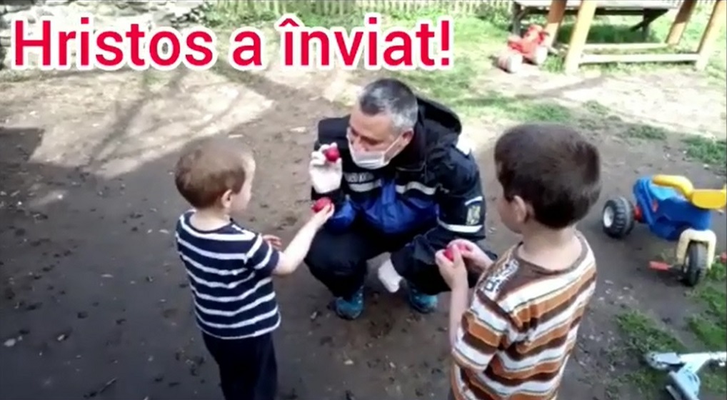 Jandarmul a ciocnit un ou cu un copil, cu mănușile pe mâini și masca pe figură VIDEO
