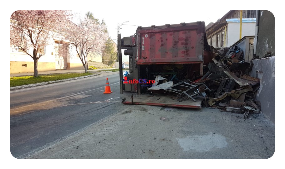 NEWS ALERT Camion cu zeci de tone de fier vechi răsturnat la Bocșa în mijlocul orașului VIDEO