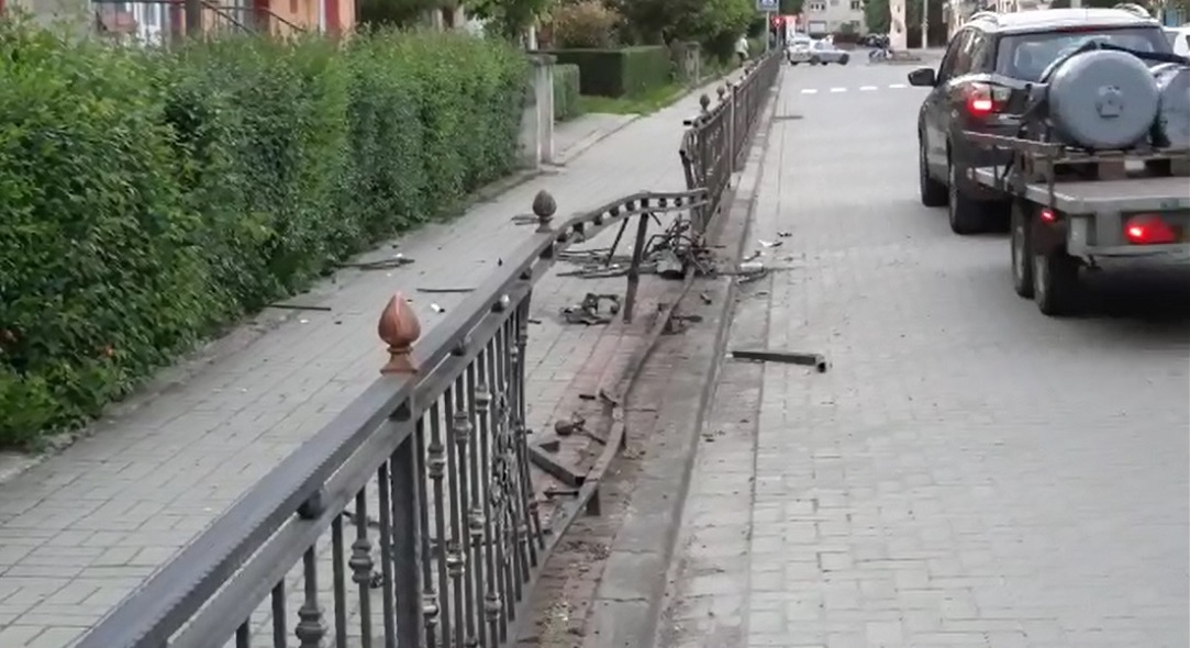 Accident cu vitezomanul Gică ce și-a rupt mașina mică – Pe Strada Cazărmii in Caransebes VIDEO