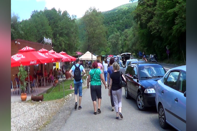 Mii de turiști la Cascada Bigăr, de Rusalii 2020 VIDEO