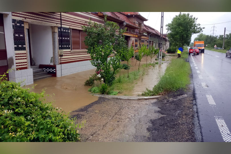 Inundatiile din Caras Severin asa cum au fost ele surprinse de cetateni VIDEO