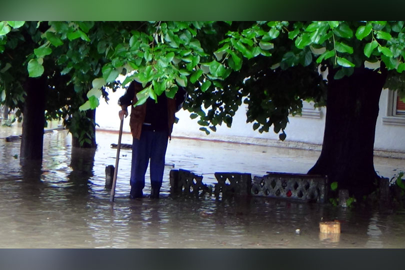 Apa a inundat si localitatile Ciclova Montana si Romana VIDEO