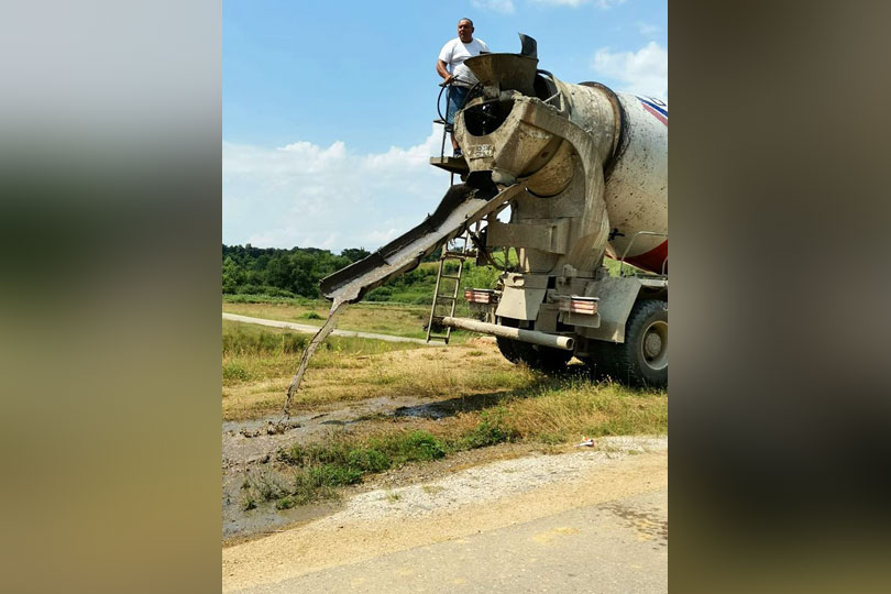 Nesimtire la cote maxime – Ciment aruncat pe camp la margine de drum la Farliug