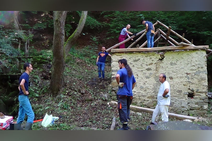 Voluntarii si Orange Romania, repara morile pe apă la Șopotu Vechi VIDEO