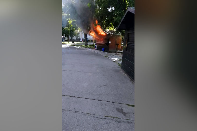 Incendiu la un chiosc din parcul Tricolorului din Resita VIDEO