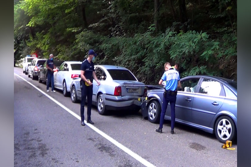 Accident în lanț cu 5 mașini la Cascada Bigăr, pe DN57B VIDEO