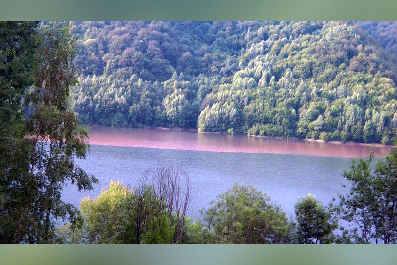 Apa rosie in barajul de la Poiana Marului – VIDEO