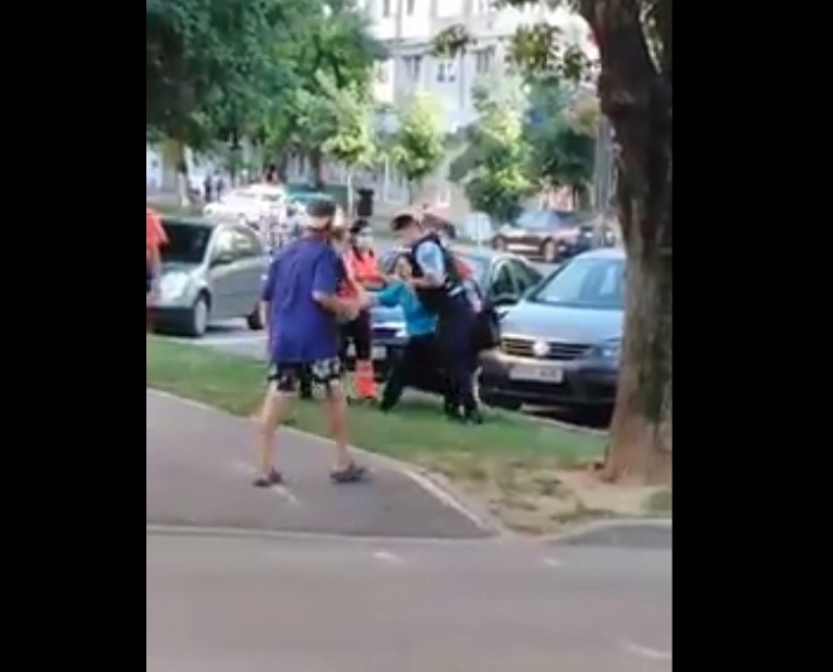 Acţiune în forţa a poliţiştilor şi jandarmilor reşiţeni pentru a urca o femeie într-o ambulantă  VIDEO