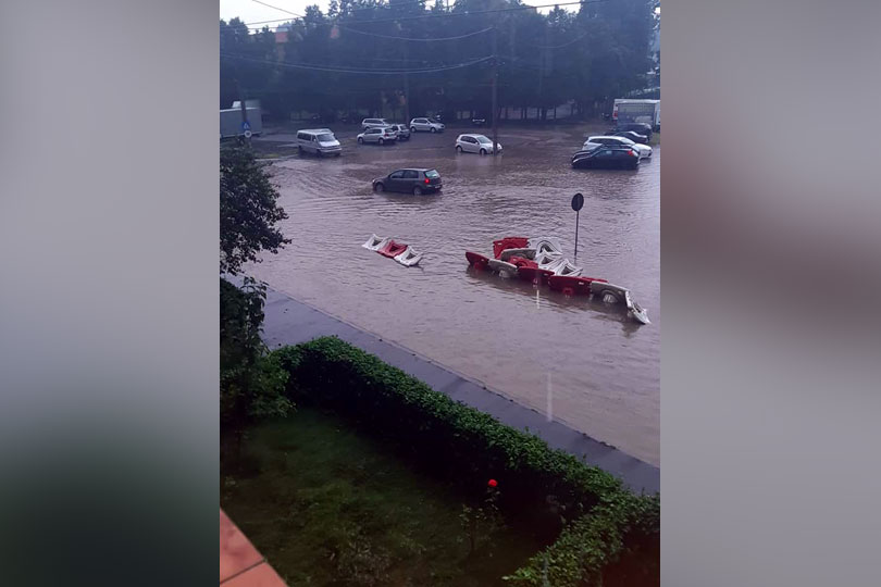 Ploaie torentiala la Resita cu strazi si masini inundate VIDEO