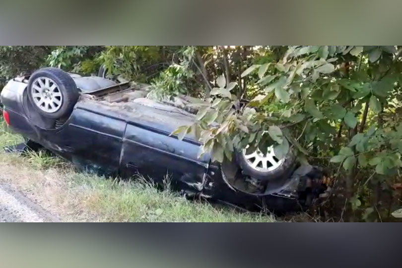 La un pas de tragedie pe DN 58 – O masina cu rotile in sus si 5 victime la spital VIDEO