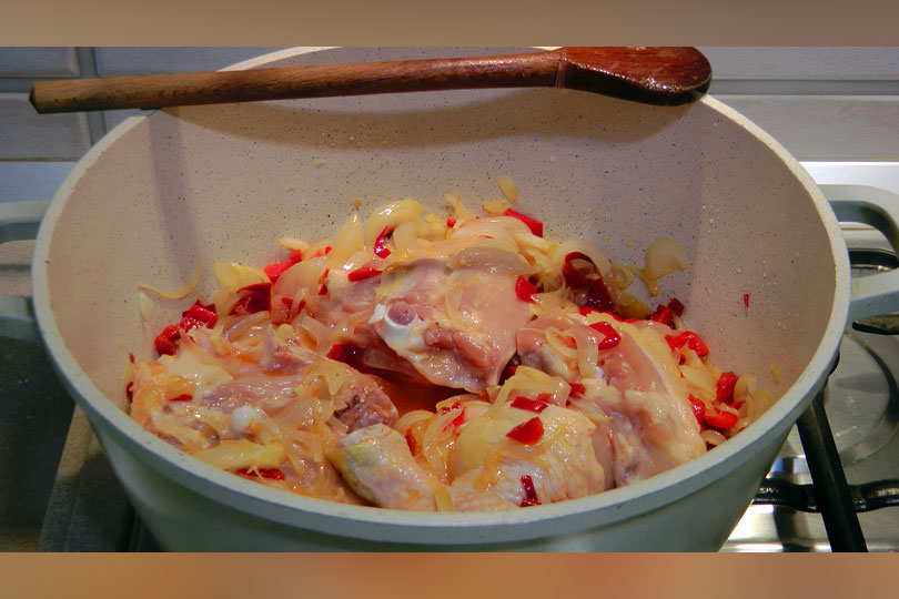 Mancare de toamna din ciuperci cu carne de pui si smantana VIDEO