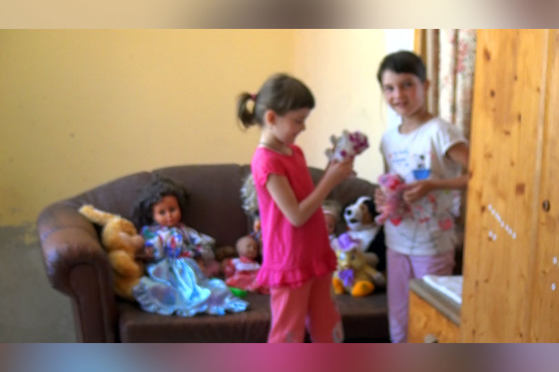 Hotărârea judecătorească halucinantă – trei copii luaţi de lângă tata, din casa lor VIDEO