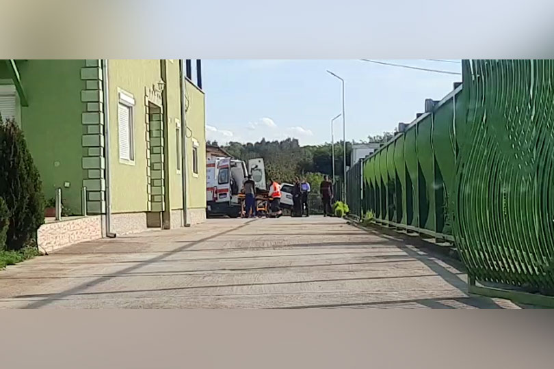 Bărbat de 77 de ani la un pas de moarte după ce a căzut o mașină pe el VIDEO