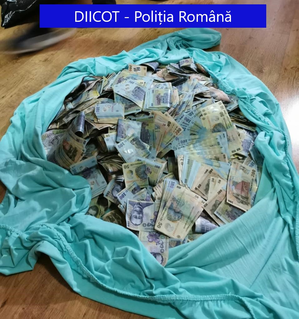 Peste 2 milioane de lei, 200 mii de euro, 2 kg de aur, zeci de kg de droguri confiscate si 80 de arestati in urma unei actiuni mamut a DIICOT VIDEO