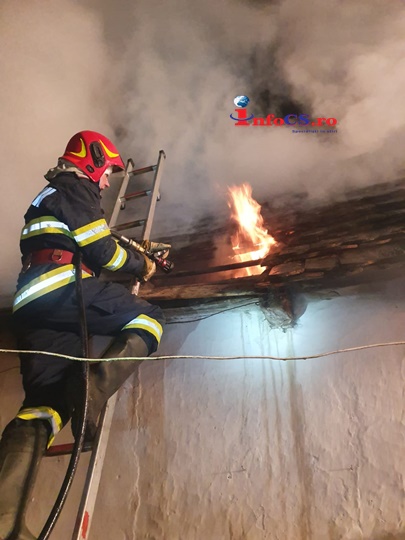 Incendiu cu pericol de explozie la Berzovia, pagube importante