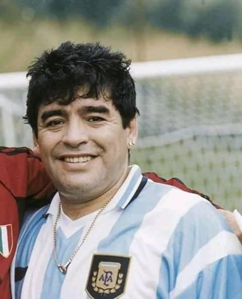 A murit Maradona! Si legendele mor cate-o data, nu-i asa?
