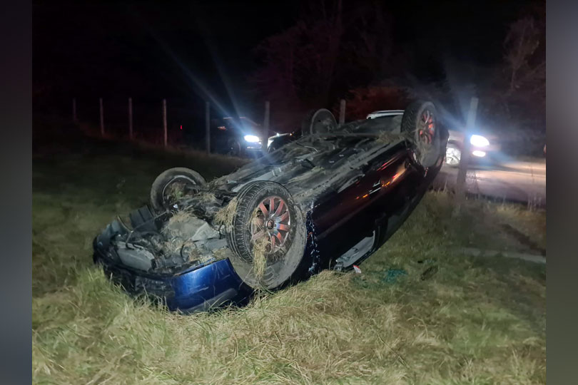 Accident cu şofer beat şi maşină cu roțile în sus lângă Fârliug VIDEO