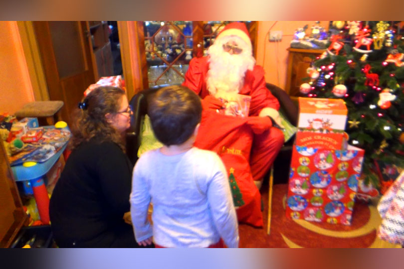 Moș Crăciun a sosit și în acest an cu sacul plin la copiii din Reșița VIDEO