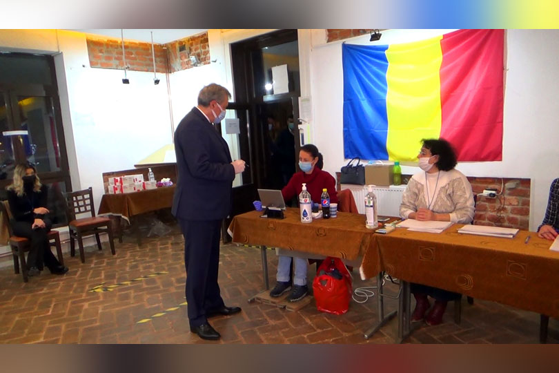 Ministrul Marcel Vela a ,,deschis” secția de votare de la Caransebeș VIDEO